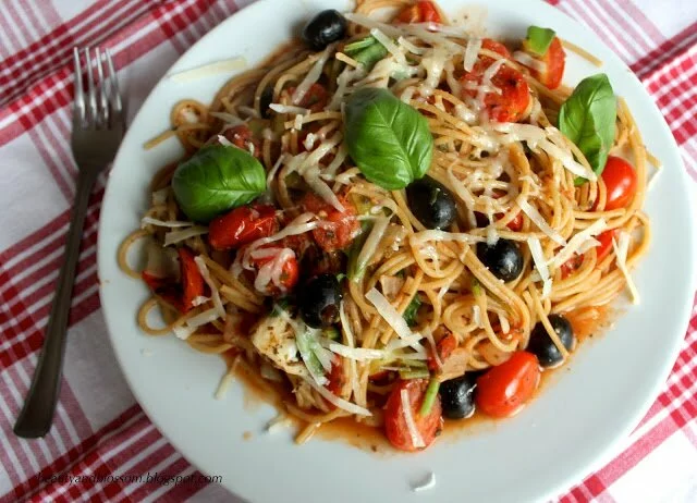 Pomysł na szybki i zdrowy obiad.Pełnoziarniste spaghetti z pomidorkami koktajlowymi i oliwkami