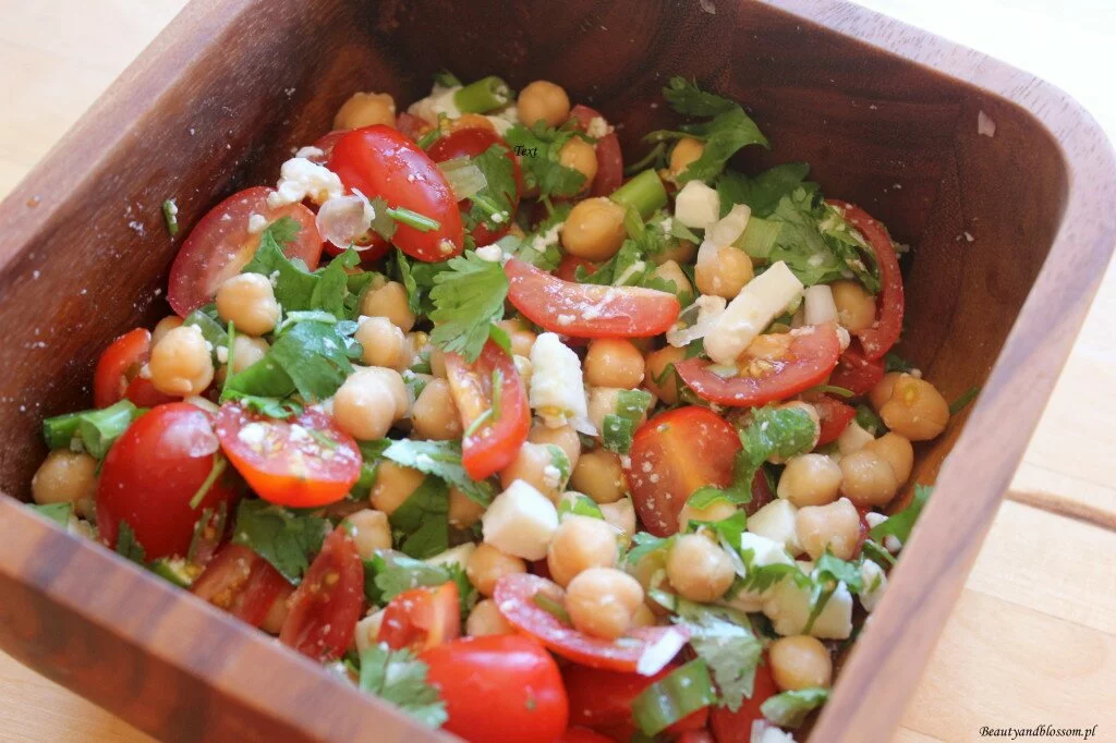 Salatka z cieciorki i pomidorkow