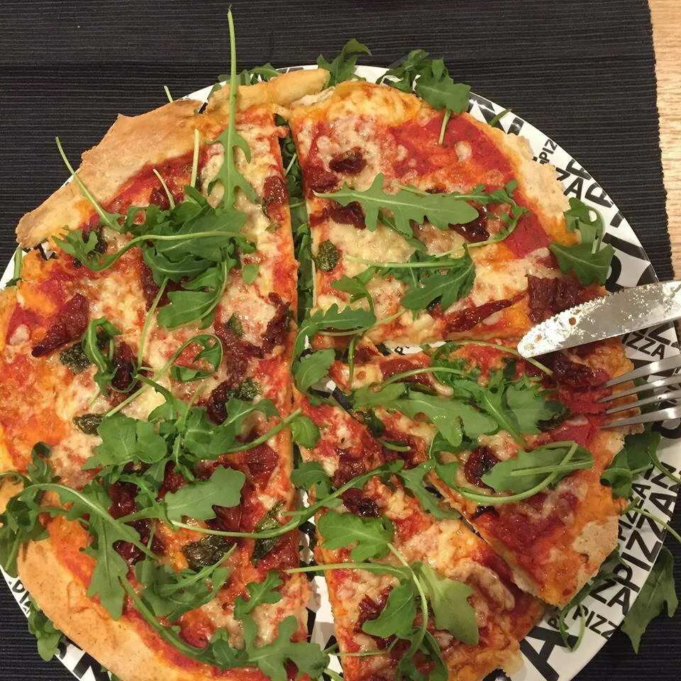 Pizza na cienkim spodzie z rukolą i susszonymi pomidorami